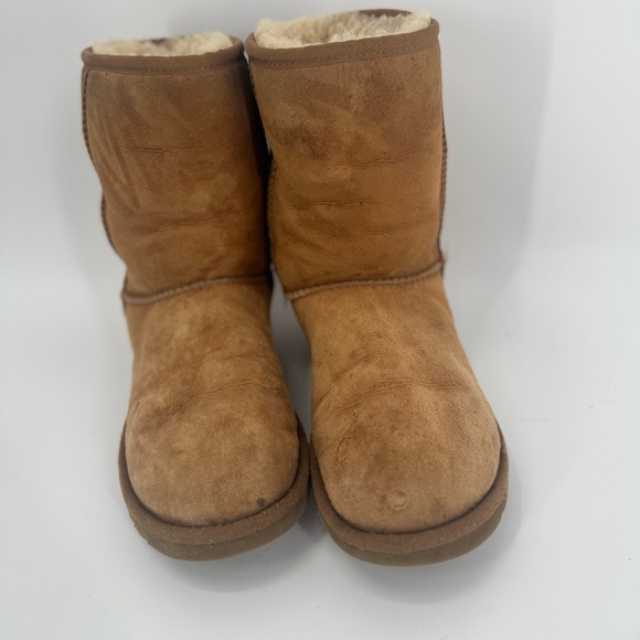 UGG Classic Short Shearling Boots Women’s 8 Chestnut Tan Suede Sheepskin Flaw‎ - Picture 2 of 10
